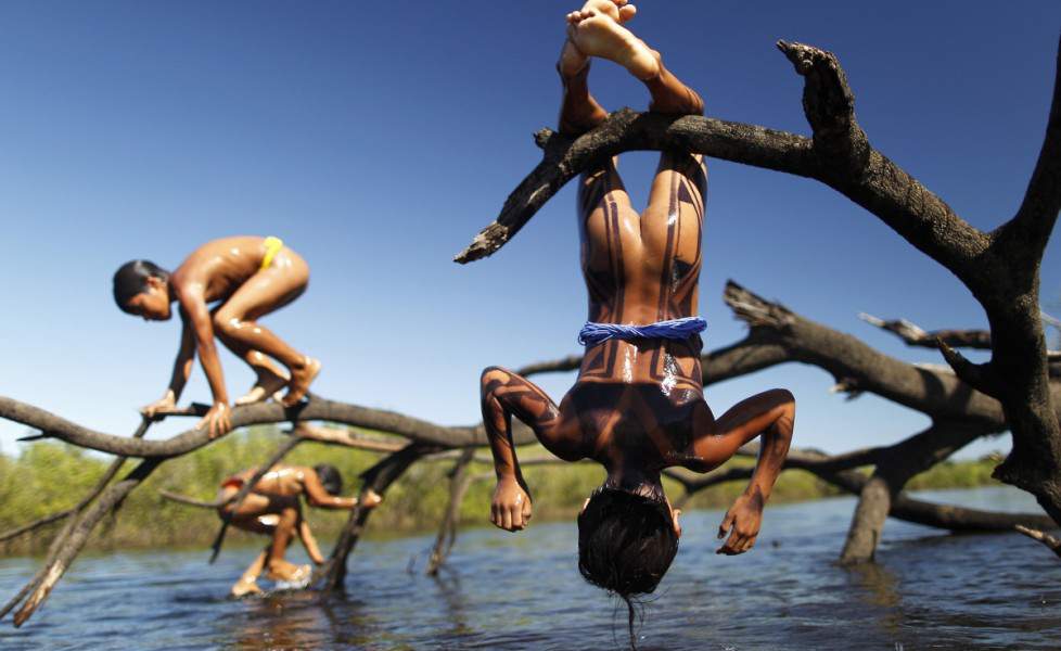 gioco-bambini-indigeni-giocano-al-fiume-xingo-nel-mato-grossoorig_main