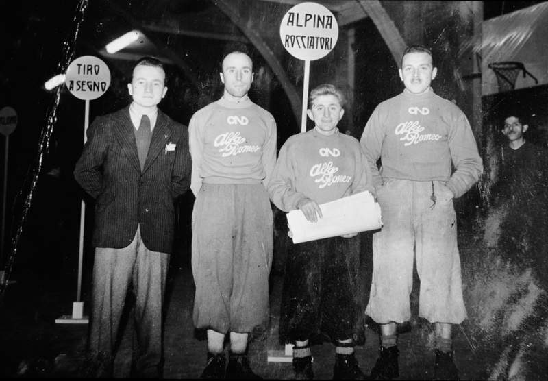 1942  il Dopolavoro Alfa Romeo premia Ercole Ruchin Esposito, con Emilio Galli e Alfredo Colombo, per la nuova via sulla Punta Fiorelli, in val Masino. Archivio Emilio Galli
