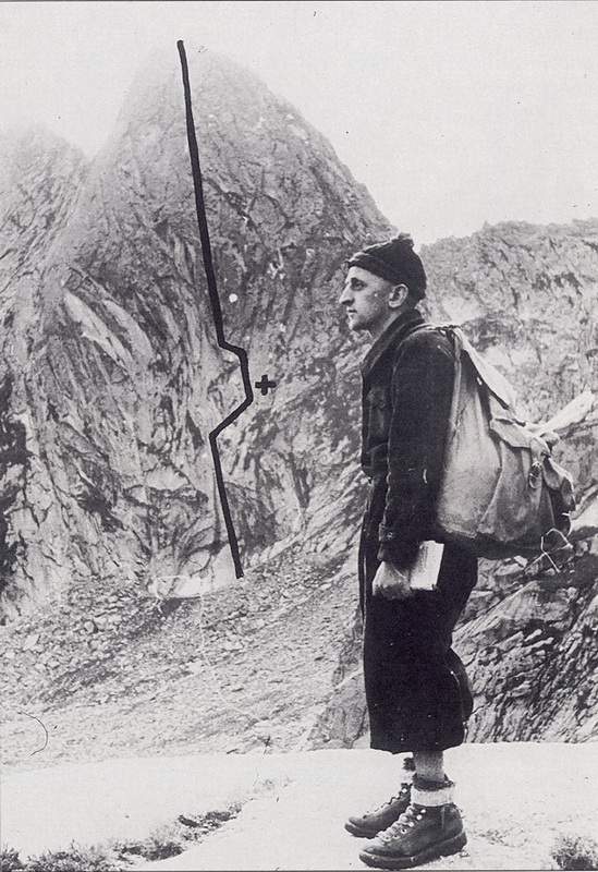 1942 - Guida alla mano, Ercole Ruchin Esposito posa davanti alla Punta Fiorelli, in Val Masino. Archivio Emilio Galli