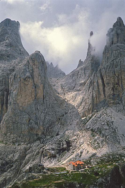 Rifugio Vajolet, Punta Emma, Torre Winkler e Torri principali del Vajolet. Dolomiti Occidentali