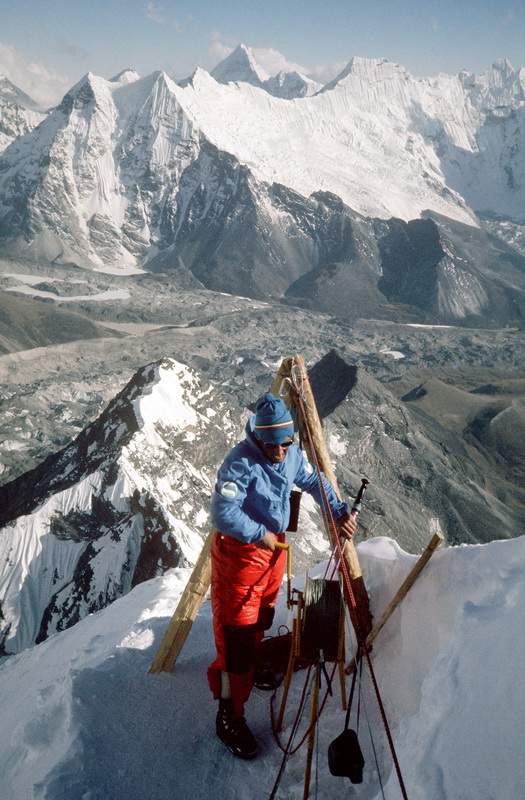 Lhotse (Nepal), parete sud, 1975 sped. naz. CAI, Aldo Leviti alla teleferica del campo 1 bis