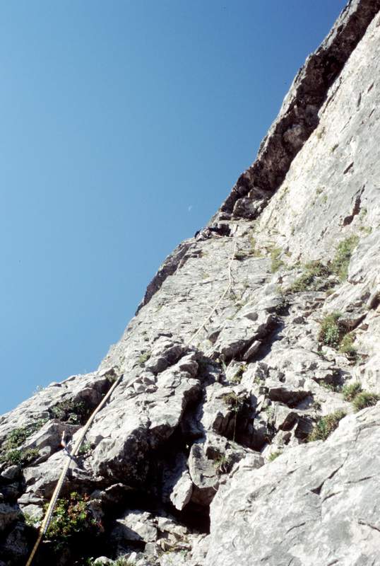 Cima di Pino Sud, 1a ascensione parete Est, A. Gogna nei tiri difficili sotto al tetto