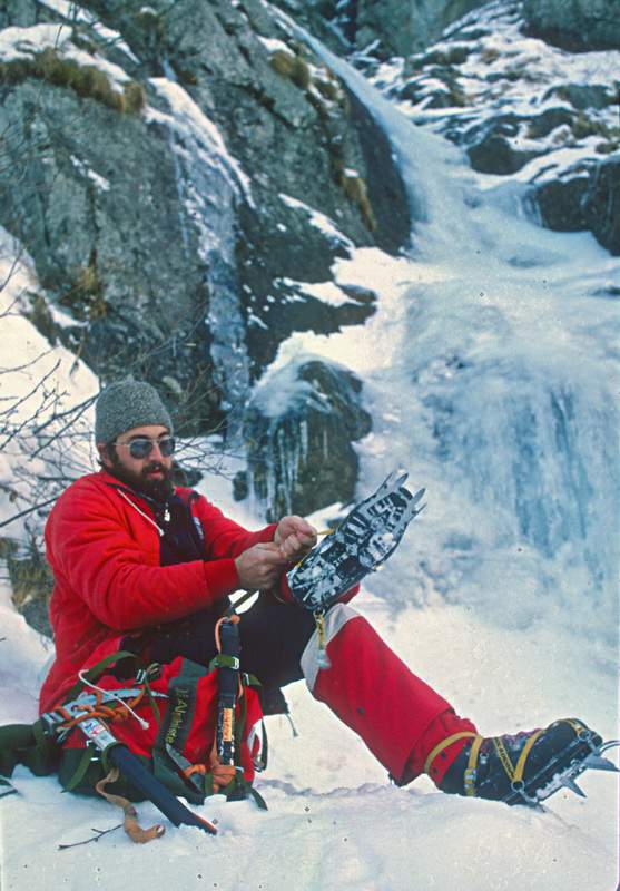 Val di Mello, Alpi Retiche, cascata di ghiaccio "Durango" (Val Temola), 1a asc., 11.1.1980. Giuseppe "Popi" Miotti all'attacco.