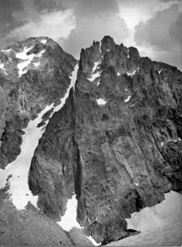 Testa di Tablasses 2851 m (a sin) e Quota 2825 m di Tablasses divise dal canalone NW. A destra del canale è il crestone NW delle Tablasses