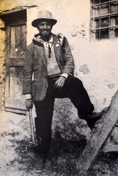 Ritratto di Amilcare Crétier (1909-1933). Il grande alpinista valdostano di Verrès fu il primo a tentare la parete sud del Cervino (da solo), in seguito riuscì a compiere una parziale salita della parete ovest (con Leonardo Pession), tra il 24 e 25