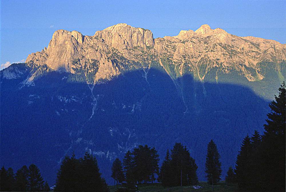 Monzoni, da passo Costalunga visuale su Sasso delle Dodici, Sass Aut e Punta Vallaccia