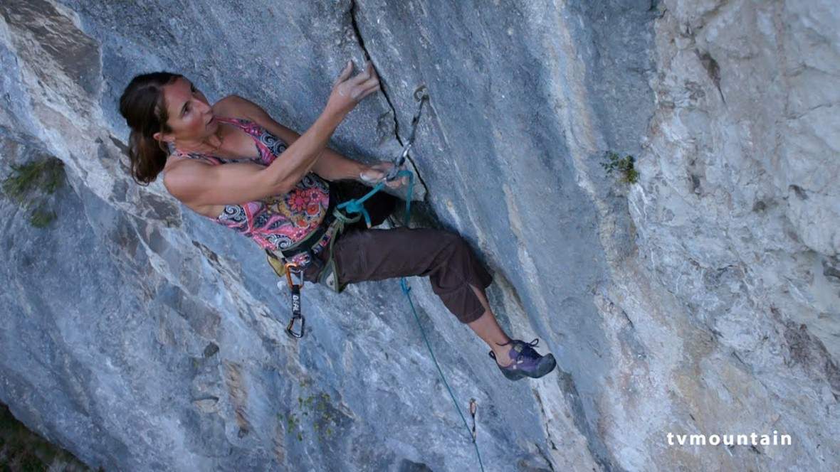 ClimbingGirls18-MartinaCufar.Rêve de larve 8b le Suet Haute Savoie-FotoNicolasPotard