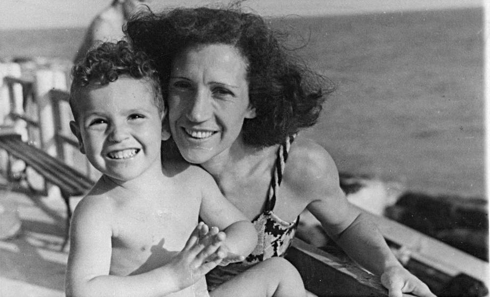 A. Gogna e la madre Fiammetta Amej Gogna, bagni Monumento di Genova, 1948 (?). Foto: S. Del Boccio