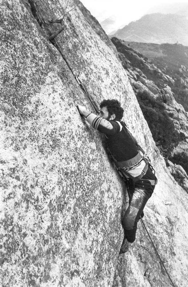 Roberto Bonelli sulla fessura superficiale della Piastra al Sole, Rocca dell'Aia, Loano