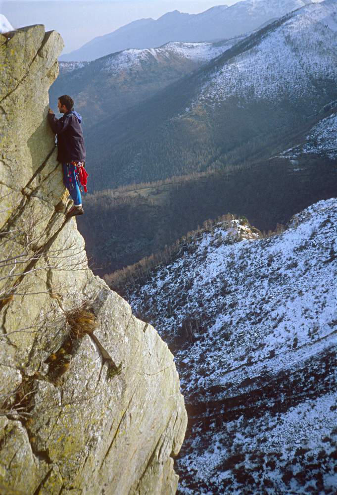 Rocca Parey (TO), 13.12.1982, R. Bonelli sullo Spigolo Centrale