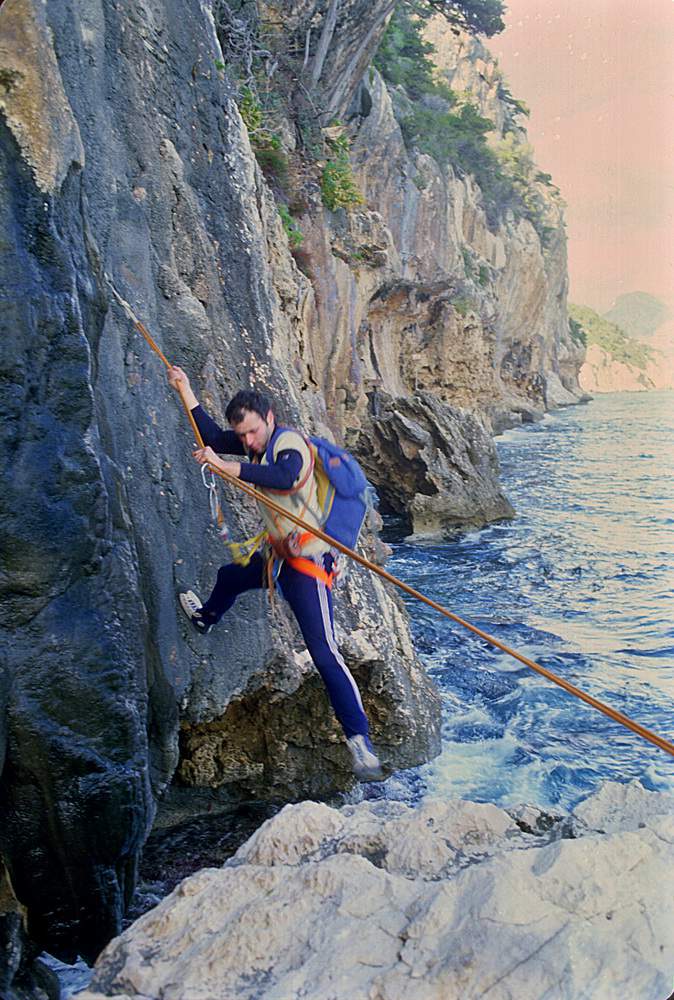Scogliera Cala Fuili-Grotta del Bue Marino, R. Bonelli sulla traversatina a corda della via Dalla Luce alle Tenebre. 14.01.1981