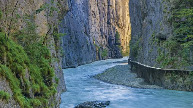 Switzerland. get natural. Bernese Oberland. The Aare gorge between Meiringen and Innertkirchen. Schweiz. ganz natuerlich. Berner Oberland. Die Aareschlucht zwischen Meiringen und Innertkirchen.   Suisse. tout naturellement. Meiringen dans la vallee du Hasli, Oberland bernois. La gorge de l'Aar entre Meiringen et Innertkirchen. Copyright by: Switzerland Tourism - By-Line: swiss-image.ch / Andreas Gerth