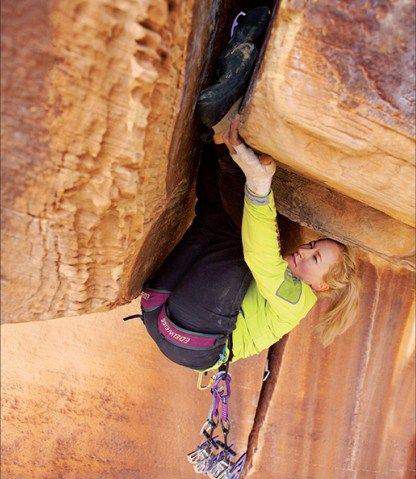 ClimbingGirls-23-PamelaShanti(puntoNonRitorno)TheEventHorizon-IndianCreek-Utah.FotoAndrewBurr