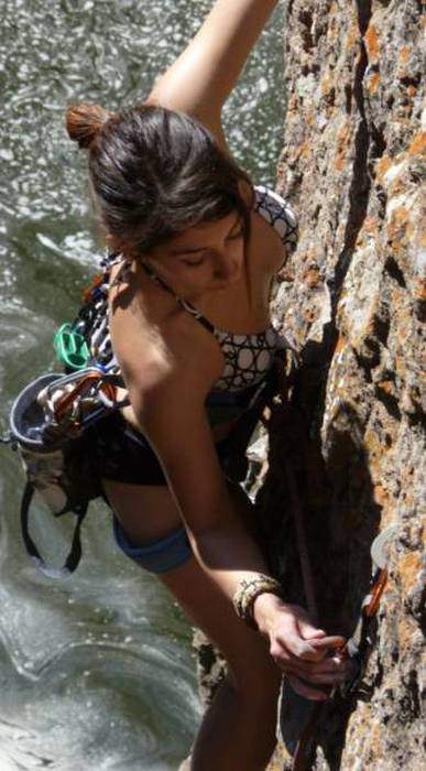 ClimbingGirls-23-hot_rock_climbing_girls_21