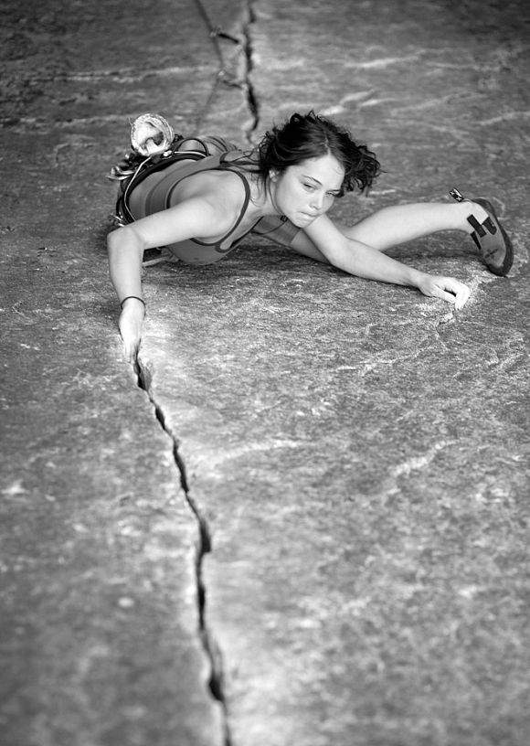 ClimbingGirls-25-Nicky Dyal in Zip Crack (5.10) · Squamish, Kanada · Foto Jim Thornburg